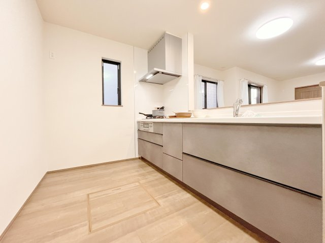 松戸市五香７丁目　新築分譲住宅　全３棟のキッチン|【システムキッチン】豊富な収納はもちろん、大型シンクに３口グリル付きコンロ・浄水器など使いやすさ重視の対面式システムキッチン。ご家族と楽しく会話をしながら料理もできます♪※写真は施工例です。