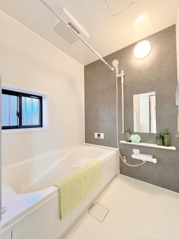 松戸市五香７丁目　新築分譲住宅　全３棟の浴室|【システムバス】窓付きの明るい開　放感のあるシステムバス。エコフルシャワー・保温浴槽・浴室乾燥機・エコジョーズなどの省エネ設備が標準装備！オシャレな浴室です♪