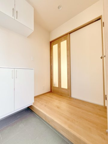 松戸市五香７丁目　新築分譲住宅　全３棟の玄関|【玄関】広々とした玄関ホール。ミラー付きシューズボックスなので全身のコーディネートや身だしなみのチェックに役立ちます♪　