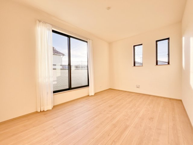 松戸市五香７丁目　新築分譲住宅　全３棟の洋室|【居室】どのお部屋も明るくポカポカ暖かい光が入ってきます♪　