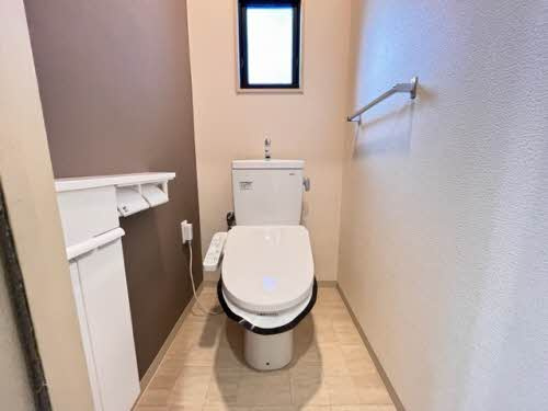 温水洗浄便座機能付きのトイレです♪