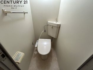温水洗浄便座付きのトイレです♪