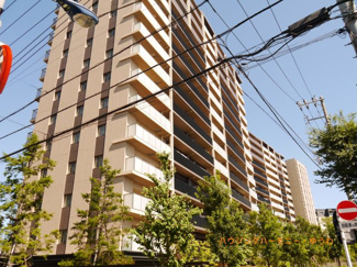 【外観】 | 洗練された印象の外観で訪れる人の記憶にも残るスタイリッシュな邸宅。