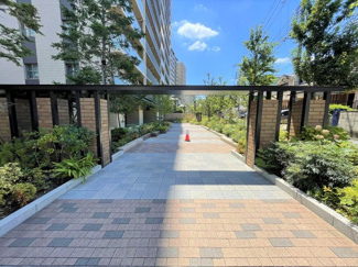 【その他共用部分】 | タイル調のエントランス内となります。