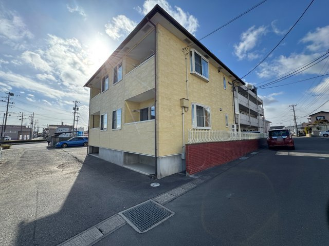 想定年間賃料　1,130.5万　想定利回り11.9％　鉄骨造の外観