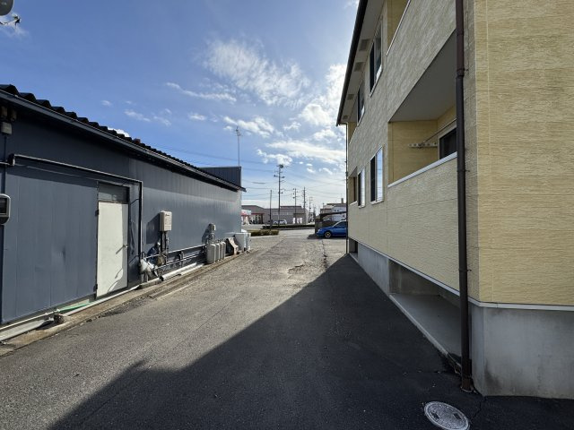 想定年間賃料　1,130.5万　想定利回り11.9％　鉄骨造の駐車場