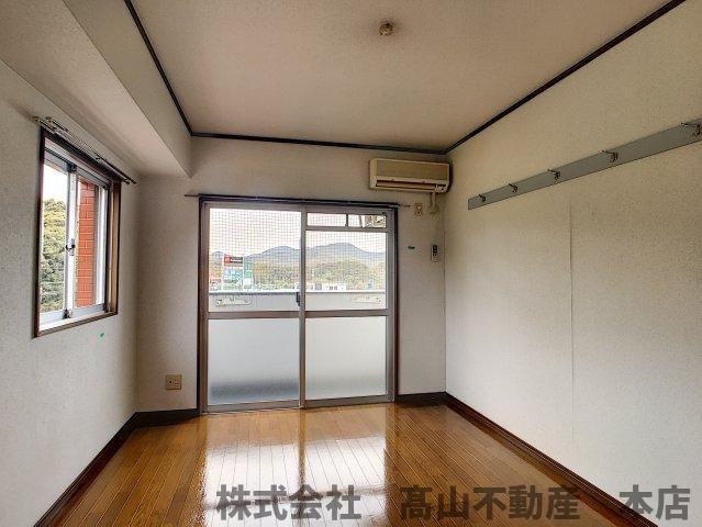 キャンパスシティ正門前Ⅲの居間・リビング|※出窓は角部屋のみあります。