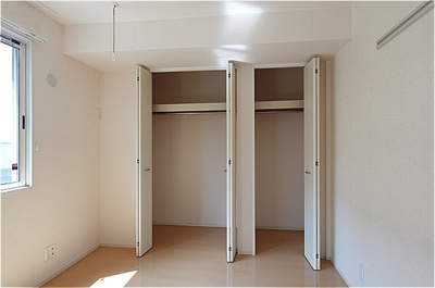 【洋室】 | ティンカーベル | 南洋室・クローゼット