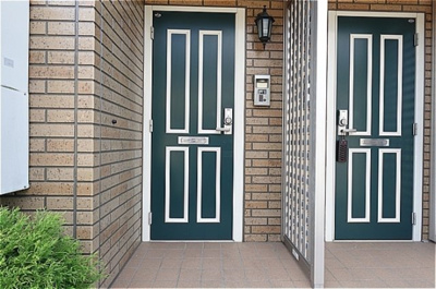 【玄関】 | ティンカーベル | 玄関前