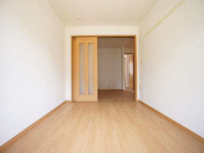 【居間・リビング】 | アニメート・ヴィラD | 会話をしながらお料理できる対面キッチンです♪