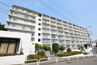 【外観】 | 青空によく映える建物です。手入れの行き届いた外壁やマンション正面エントランスなど、綺麗な姿をぜひ一度、現地にてご覧ください。～即日のご見学可能～　お問合せはお気軽にどうぞ。