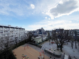【展望】 | 眼前に広がる空の雄大さと、このお部屋の自慢の一つである「眺望」をご覧ください。毎日、この景色を独り占めできる新生活に夢が広がります。～即日のご見学可能～　お問合せはお気軽にどうぞ。