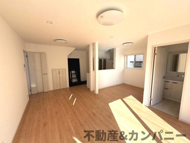 越智2丁目の新築建売住宅　松山市越智2丁目の新築戸建の居間・リビング|おしゃれなリビングです