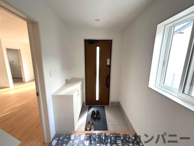 越智2丁目の新築建売住宅　松山市越智2丁目の新築戸建の玄関|収納もある玄関です