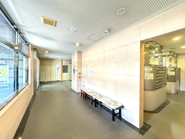 プリメール柳島のロビー|ゆったりとした空気が流れるロビーは、日常の喧騒を忘れさせる穏やかな迎えの場です。柔らかな光と上質な素材が織りなす空間が、訪れるすべての人をやさしく包み込み、心安らぐひとときを演出します。