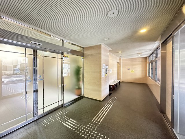 プリメール柳島のロビー|訪れる人の足取りを自然とやわらげる、美しく整えられたロビー。洗練されたデザインと落ち着きが調和し、この空間が上質な暮らしの期待感を静かに高めてくれます。