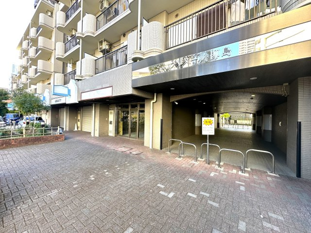 プリメール柳島|上質感漂うエントランスが、家族の帰宅をやさしく迎え、日常をちょっと特別に彩ります。