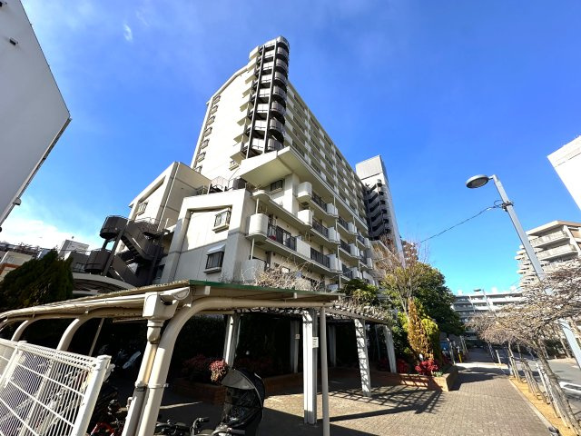 プリメール柳島の外観|洗練されたフォルムと落ち着いた色調が、街並みにやさしく溶け込む佇まい。帰るたびに、心がふっと和らぐ外観です。