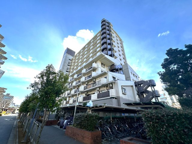 プリメール柳島の外観|ただいま、と家に帰るたびに心がほっと安らぐ、美しく誇らしい外観デザイン。温かみと上質さが絶妙に調和し、家族を迎える誇り高い表情を見せます。街並みにも映える佇まいは、安心感と豊かさをもたらしてくれます。