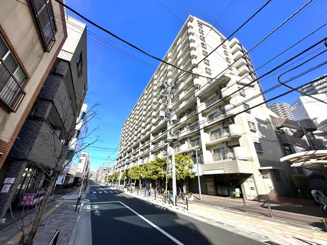 プリメール柳島の外観|周囲の景観と調和する、落ち着きある洗練デザイン。日常の風景にさりげない美しさを添える、ちょうどよい存在感です。