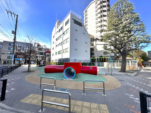 プリメール柳島のその他|マンションのすぐ隣には、ちょっとした休憩や気分転換に利用できる小規模な公園がございます。身近に緑を感じられ、日常の散策や外の空気を感じたいときに便利な環境です。