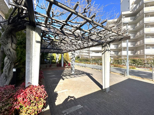 プリメール柳島|マンション裏手に共有スペースあり。隣接する公園と一体感のある配置で、開放感があり、お子様の遊び場やちょっとした気分転換にも最適です。