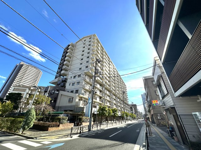 プリメール柳島の外観|控えめながらも洗練されたフォルムが、街並みに自然と溶け込みます。ほどよい高さと落ち着きのある佇まいが、住まう人に安心感と静かな誇りをもたらします。