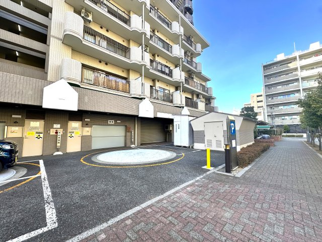 プリメール柳島の駐車場|敷地内に駐車場を備えており、お車をお持ちの方も安心。通勤やお出かけ、週末のレジャーまで幅広く対応でき、生活の自由度が広がります。