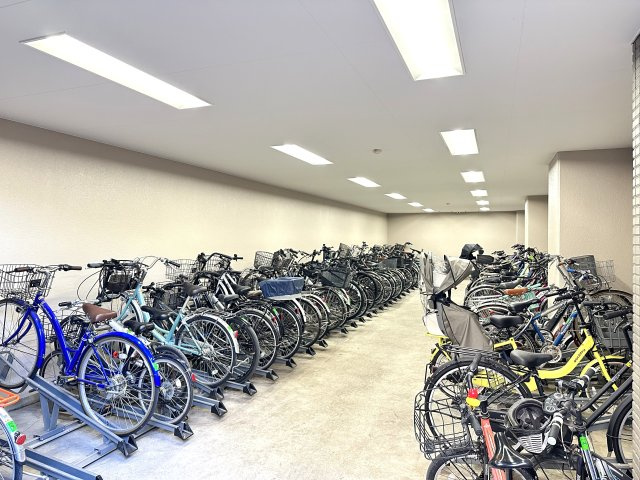 プリメール柳島の駐輪場|居住者専用の駐輪場を敷地内に完備。日常のお買い物や通勤・通学など、自転車を利用する方にも使い勝手の良い住環境です。