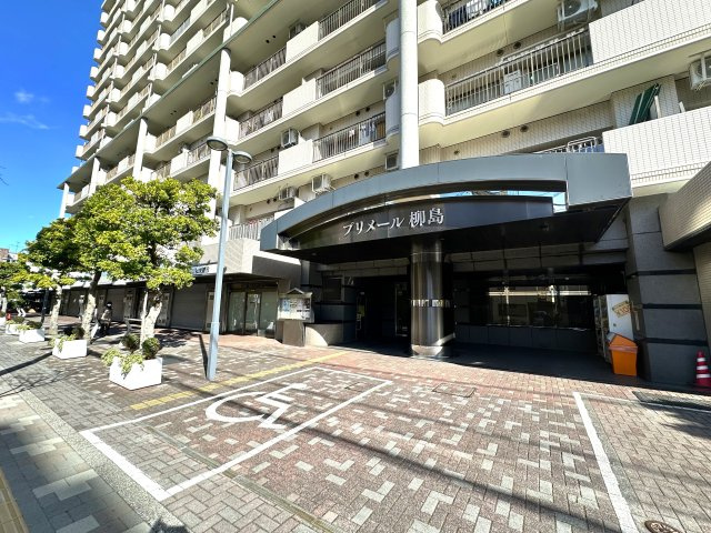 プリメール柳島|やわらかな光が優しく包み込み、美しいラインが際立つエントランス空間。一歩足を踏み入れると、日常の喧騒が静まり、心が整う時間が訪れます。毎日の帰宅が心地よく、暮らしに上質なリズムをもたらしてくれます。