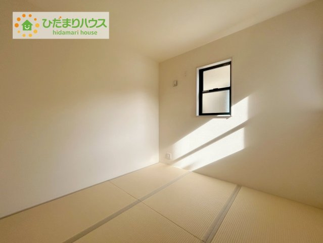 安積笹川第13　新築戸建　2号棟のその他|リビングと隣り合わせにあるお部屋！扉を閉めれば、来客用の部屋として使えます♪