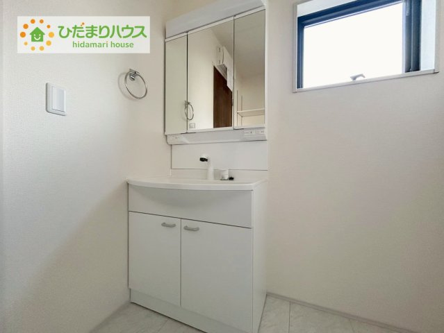 安積笹川第13　新築戸建　2号棟の独立洗面台|三面鏡は自分では見えにくいところまで見ることができるので、身だしなみを整える際などにはとても便利です(*^^*)