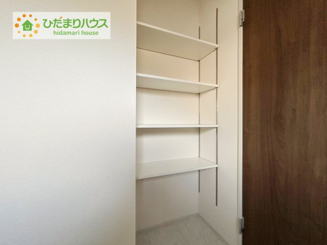 安積笹川第13　新築戸建　2号棟の収納|ゆったりとした洗面所には物入れを完備！タオルや洗剤をしまえます(^^)/