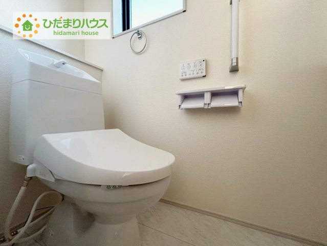 安積笹川第13　新築戸建　2号棟のトイレ|小窓が付いているので、トイレも明るい空間になっております♪