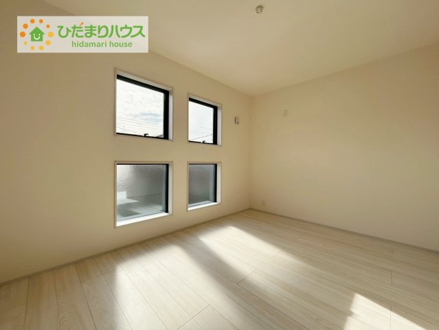 安積笹川第13　新築戸建　2号棟の寝室|バルコニーに面していて、たっぷり光りの入る明るい主寝室です！