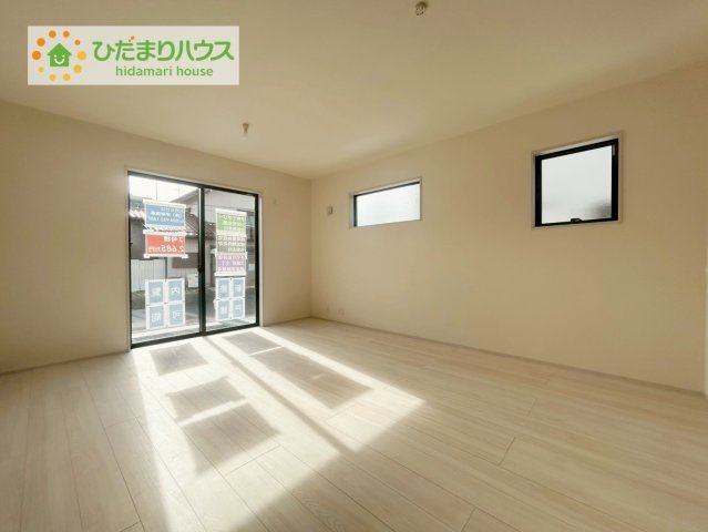 安積笹川第13　新築戸建　2号棟の居間・リビング|早くお仕事終わらせて、家に帰りたくなるようなリビングです(^^♪