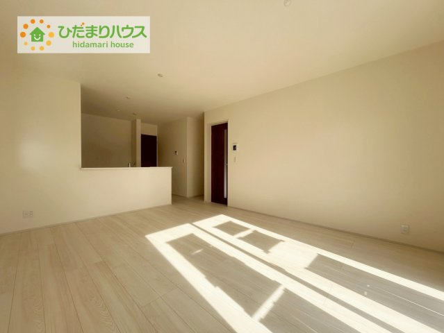 安積笹川第13　新築戸建　2号棟の居間・リビング|お子様が元気に遊べる広々としたリビングです。