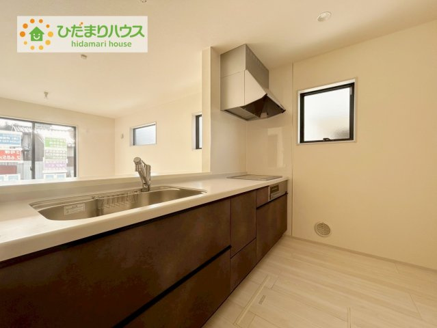 安積笹川第13　新築戸建　2号棟のキッチン|3口コンロと収納豊富なキッチンで、ママの毎日のお料理もはかどります☆