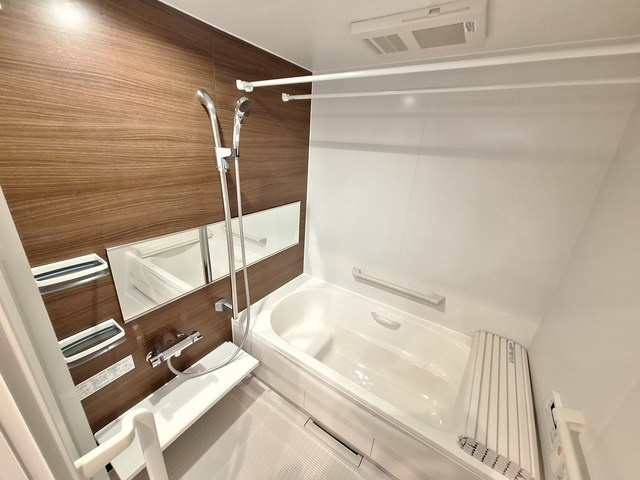 （シニア限定）ギリス深沢のトイレ|トイレは洗浄暖房便座付き／緊急通報スイッチ