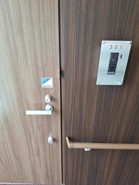 （シニア限定）ギリス深沢の玄関|靴の脱ぎ履きに便利なベンチのある玄関