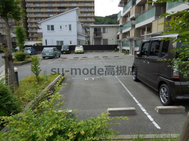 アクエルド上牧の駐車場