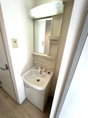 【洗面所】 | 梶ヶ谷アネックス | ファミリータイプには必ず欲しい独立洗面台付きで朝の準備もらくらく♪お化粧するときに大活躍ですね！