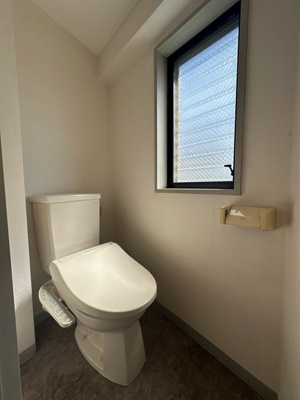 【トイレ】 | 梶ヶ谷アネックス | 人気のバストイレ別です♪トイレが独立していると使いやすいですよね☆窓のあるトイレで換気もOK☆嫌なニオイがこもりません♪