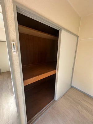 【収納】 | 梶ヶ谷アネックス | ダイニングキッチン側、洋室6帖のお部屋にある収納スペースです！お部屋がすっきり片付いて快適に！