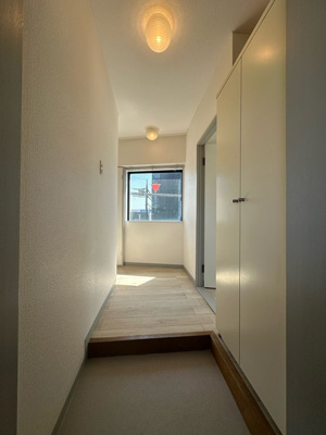 【玄関】 | 梶ヶ谷アネックス | 玄関から室内への景観です！右手に洋室6帖のお部屋があります♪