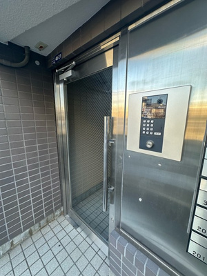 【エントランス】 | 梶ヶ谷アネックス | 共用エントランスは不審者の侵入を未然に防ぐオートロック付き！防犯対策充実しています◎