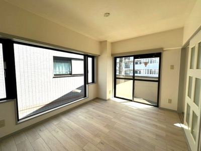 【洋室】 | 梶ヶ谷アネックス | 南向き洋室6帖☆バルコニーに繋がる角部屋二面採光のお部屋です！エアコン付きで1年中快適に過ごせます☆