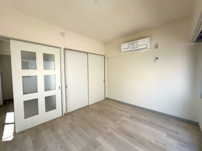 【寝室】 | 梶ヶ谷アネックス | 南向き洋室6帖☆収納スペースがあります♪荷物の多い方も安心の収納力です！
