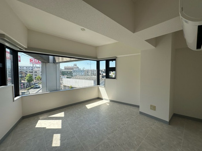 【洋室】 | 梶ヶ谷アネックス | 洋室6帖☆玄関側にある角部屋三面採光のお部屋です！ベッドを置いて寝室にするのもオススメです☆