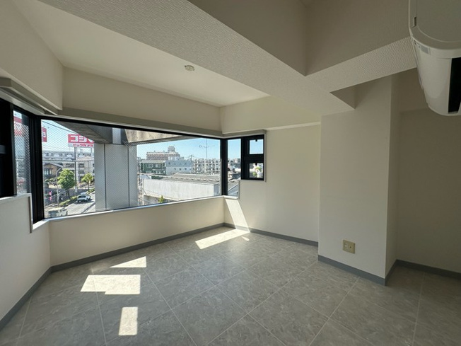 【洋室】 | 梶ヶ谷アネックス | 洋室6帖☆玄関側にある角部屋三面採光のお部屋です！ベッドを置いて寝室にするのもオススメです☆